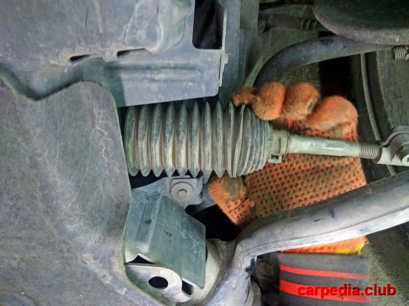 Проверка целостности защитного чехла рулевого механизма BMW X5 F15