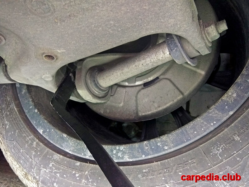 Проверка износа шарового шарнира в соединении качающегося рычага с опорой подшипника колеса задней подвески BMW X5 F15