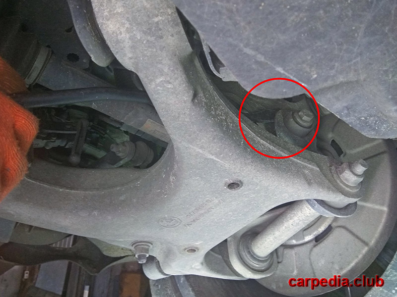 Проверка люфта в соединении интегрального рычага с опорой подшипника колеса задней подвески BMW X5 F15