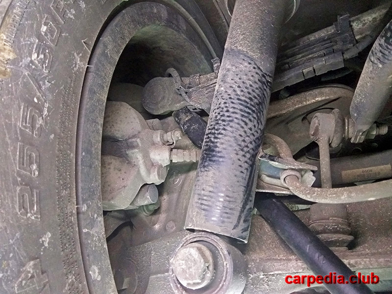 Проверка люфта в шаровом шарнире поперечного рычага задней подвески BMW X5 F15