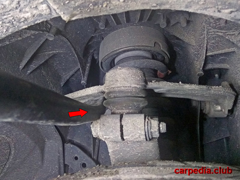 Проверка люфта в шаровом шарнире соединения поворотной опоры с верхним поперечным рычагом передней подвески BMW X5 F15