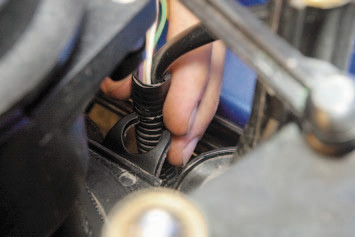 Снятие жгута моторных проводов с верхнего держателя на впускной трубе Renault Logan