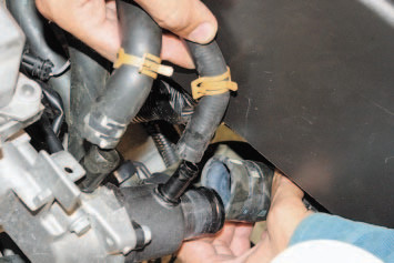 Снятие шлангов системы охлаждения с патрубков термостата Renault Logan
