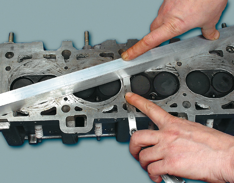 Проверка сопрягаемых поверхностей головки блока цилиндров Renault Logan
