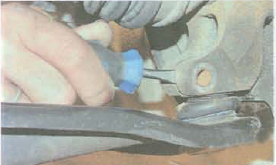 Разжатие клеммового соединения шаровой опоры и поворотного кулака Renault Logan