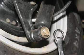 Снятие и установка кронштейна амортизатора задней подвески Chevrolet Niva