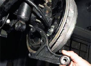 Снятие и установка кронштейна амортизатора задней подвески Chevrolet Niva