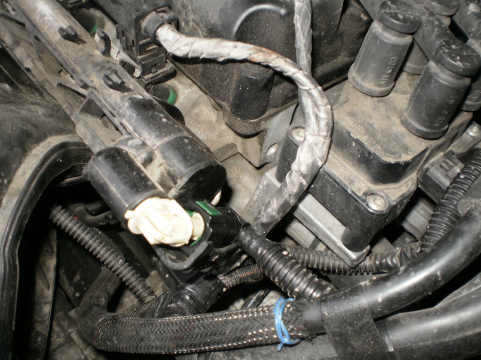 Снятие наконечника трубки подвода топлива с патрубка топливной рампы Ford Focus 2