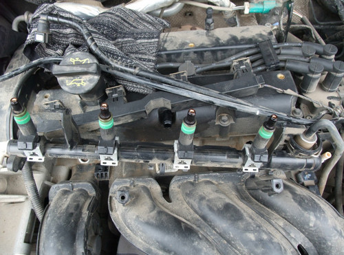 Снятие топливной рампы с форсунками на автомобиле Ford Focus 2