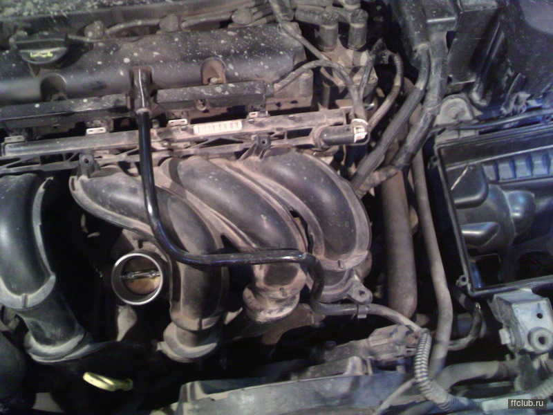 Снятие резинового наконечника трубки вентиляции картера Ford Focus 2