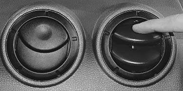 Открытие дефлектора сопла системы вентиляции Renault Logan