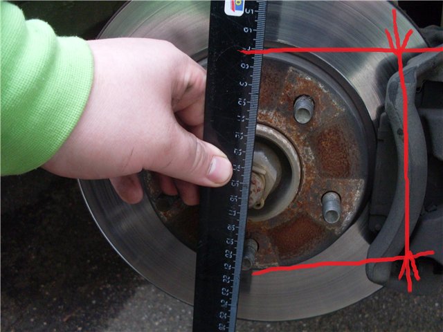 Снимаем мерки внутреннего диаметра тормозного диска Nissan Primera