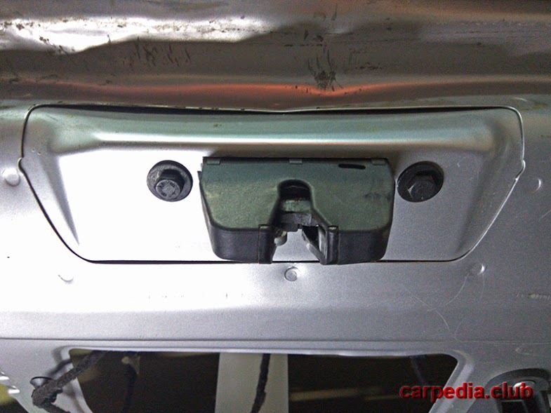Промытый механизм замка багажной двери Citroen Berlingo II