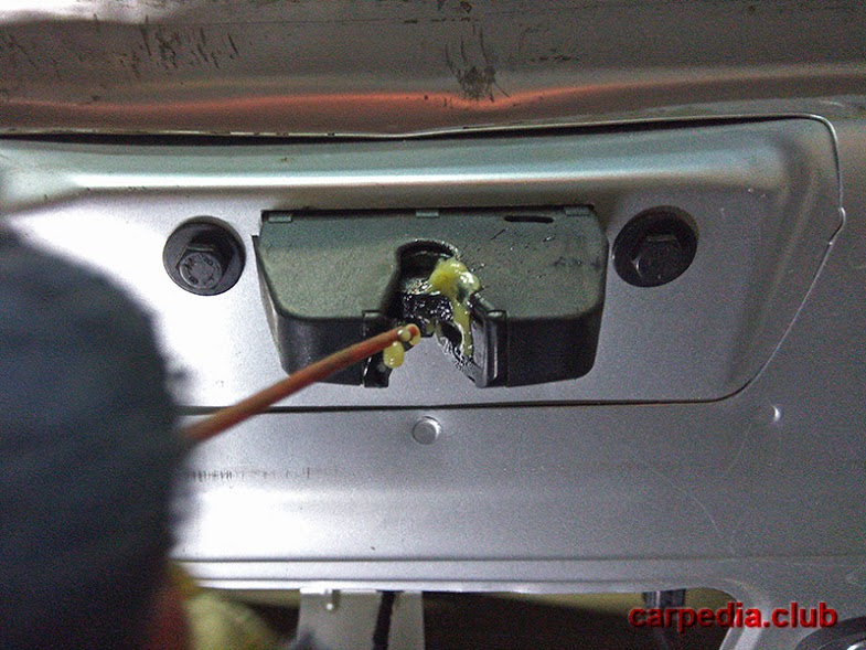 Впрыскивание силиконовой смазки в механизм замка багажной двери Citroen Berlingo II