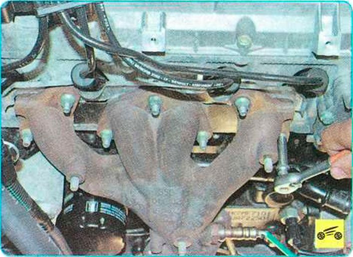 Крепление выпускного коллектора к головке блока цилиндров Renault Logan I