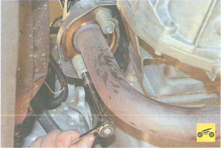 Отворачивание гаек крепления приемной трубы системы выпуска газов Renault Logan