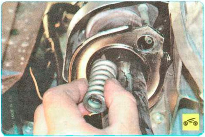 Снятие пружин с приемной трубы системы выпуска газов Renault Logan
