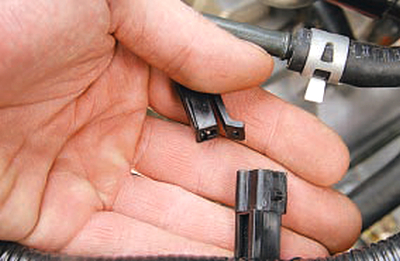 Разъедините колодку управляющего провода тягового реле стартера Chery Tiggo