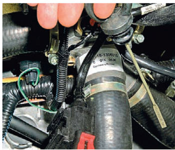 Извлечение щупа для контроля уровня масла в коробке передач автомобиля Lada Kalina
