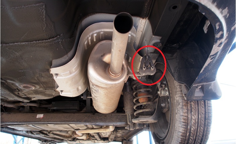Проверяем состояние резиновых подушек подвески основного глушителя автомобиля Hyundai Solaris