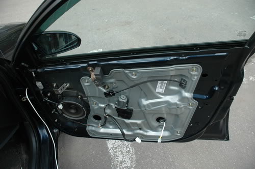 Протаскиваем провода в двери машины Nissan Primera