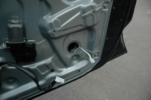 Один конец провода засовываем в техническое отверстие для снятие стекла Nissan Primera