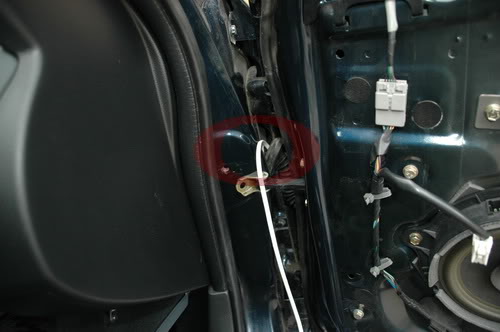 Второй конец провода пропускаем внутри двери Nissan Primera