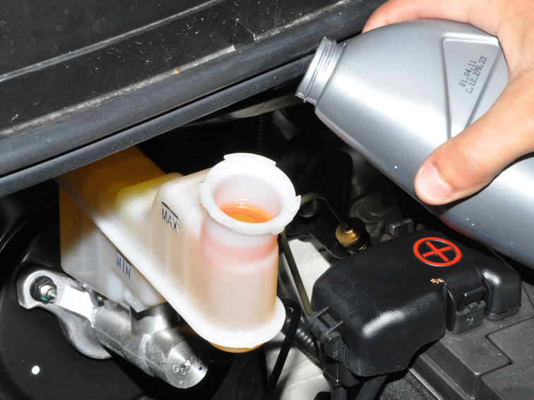 Долейте в бачок чистую тормозную жидкость до нижней кромки наливной горловины на автомобиль Hyundai Solaris
