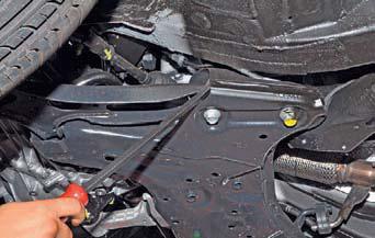 Проверка на отсутствие люфта сайлентблоки крепления рычага к поперечине передней подвески на автомобиле Hyundai Solaris