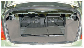 Увеличенное пространство багажника за счет сложенного заднего сидения Lada Kalina