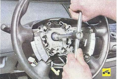Ослабляем гайку крепления рулевого колеса Nissan Primera