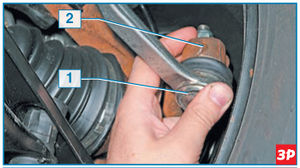 Взаимное перемещение корпуса шарового шарнира наконечника рулевой тяги и рычага поворотного кулака Lada Largus
