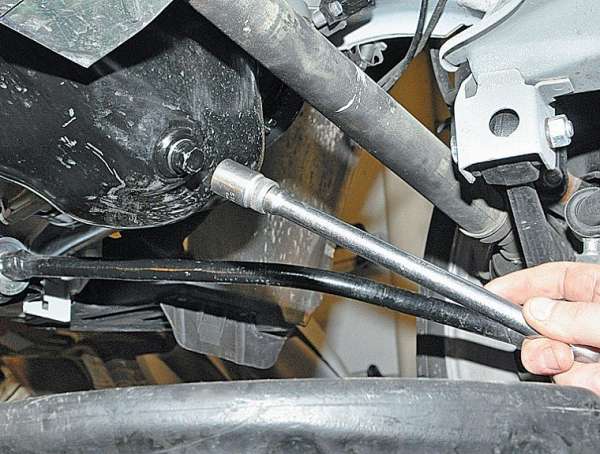 Ослабление затяжки пробки отверстия для слива масла из двигателя ВАЗ-21126 Лада Гранта (ВАЗ 2190)