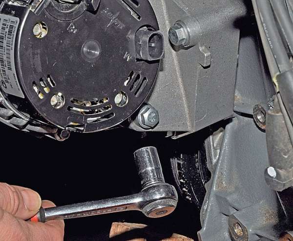 Отворачивание болта нижнего крепления генератора Лада Гранта (ВАЗ 2190)
