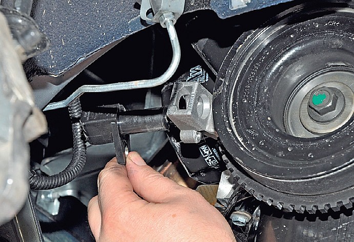 Извлечение датчика положения коленчатого вала из блока двигателя Лада Гранта (ВАЗ 2190)