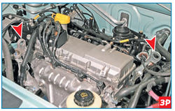Закрепление цепей подъемного устройства за рымы двигателя  Lada Largus