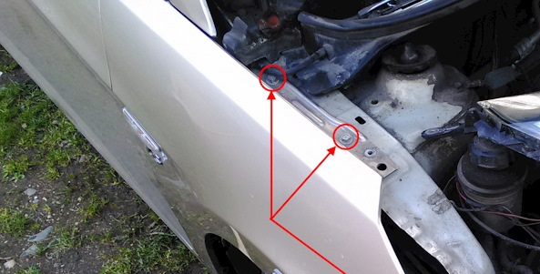 Выверните два болта верхнего крепления крыла к каркасу моторного отсека на автомобиле Hyundai Solaris