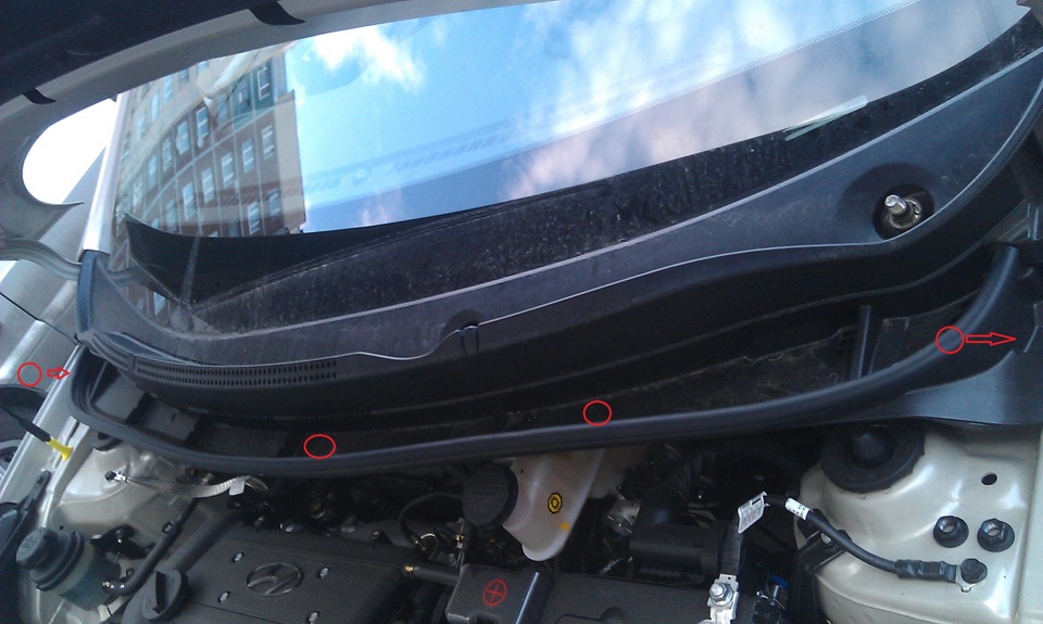 Фиксаторы четырех пластмассовых пистонов крепления решетки короба воздухопритока на автомобиле Hyundai Solaris