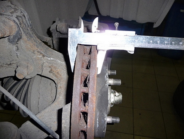 Измерение штангенциркулем толщины переднего тормозного диска Лада Гранта (ВАЗ 2190)