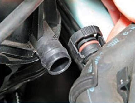 Отсоединение трубки обратного клапана вакуумного усилителя тормозов Lada Largus