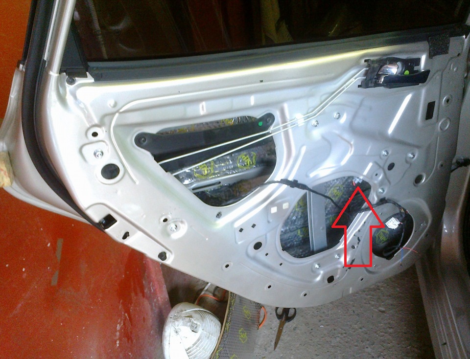 Отсоединяем колодку жгута проводов от мотор-редуктора стеклоподъёмника на автомобиле Hyundai Solaris