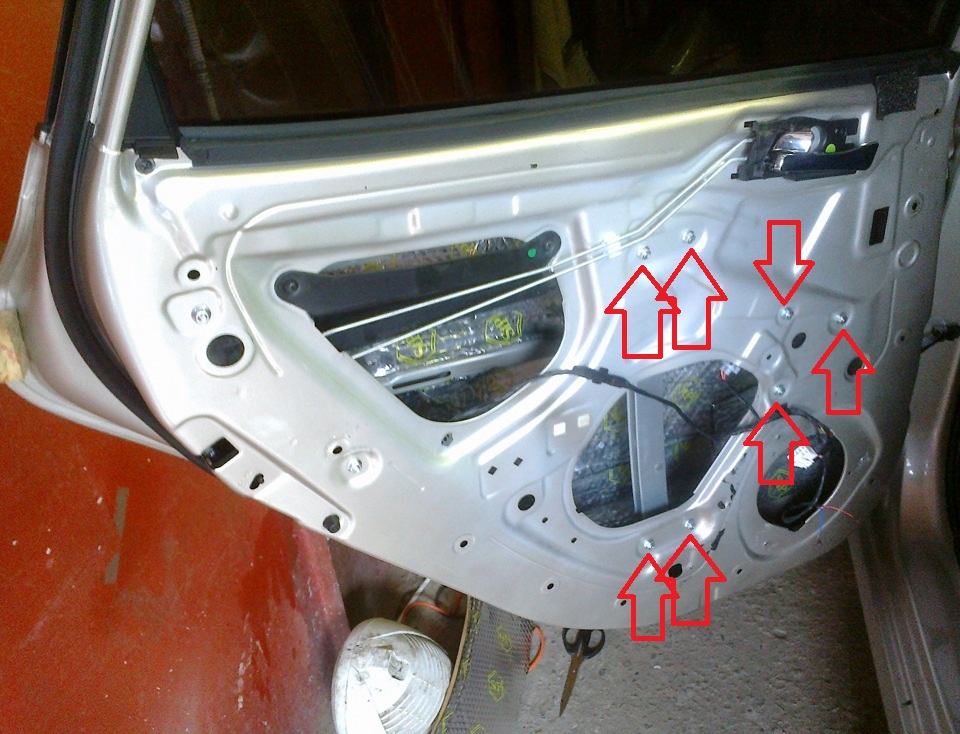Открутить гайки крепления электростеклоподъёмника к двери на автомобиле Hyundai Solaris
