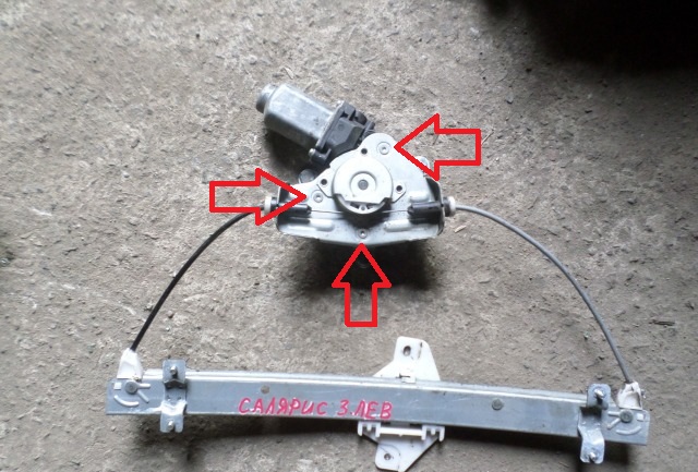 Вывернуть три винта крепления мотор-редуктора стеклоподъемника на автомобиле Hyundai Solaris