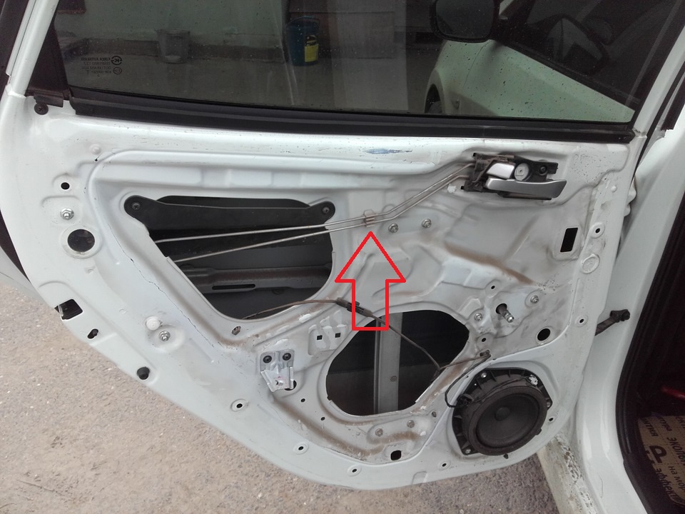 Извлечь обе тяги внутренней ручки двери на автомобиле Hyundai Solaris