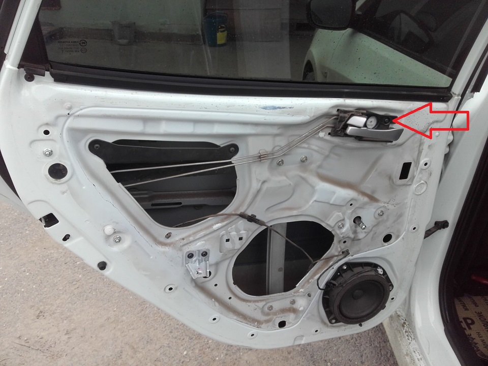 Отворачиваем саморез крепления внутренней ручки двери на автомобиле Hyundai Solaris