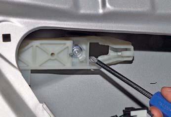 Отворачиваем саморез переднего крепления основания наружной ручки на автомобиле Hyundai Solaris