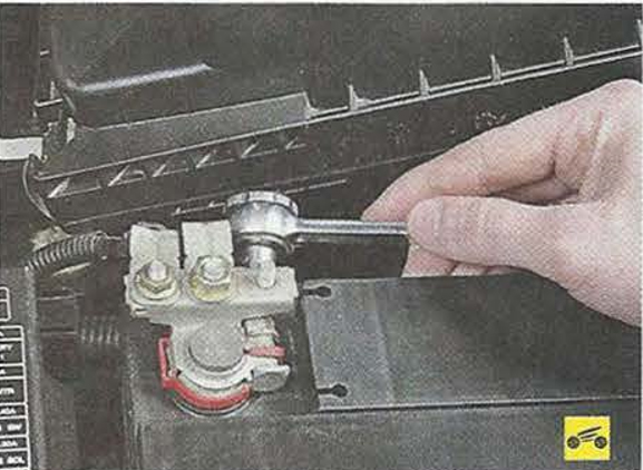 Ослабьте затяжку гайки стяжного болта наконечника силового провода Nissan Primera