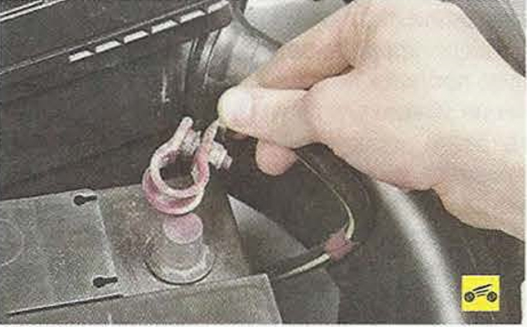 Снимите провод с клеммы «плюс» батареи Nissan Primera