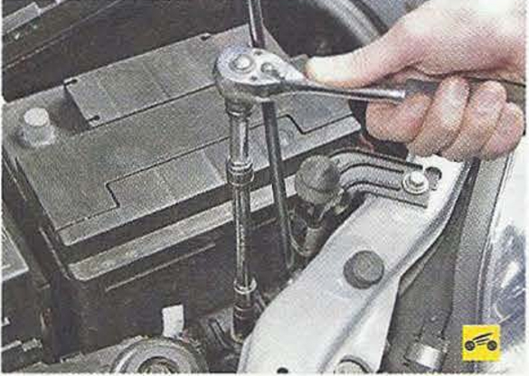 Выверните болт пластины крепления аккумуляторной батареи Nissan Primera