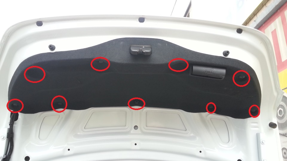 Выворачиваем фиксаторы девяти пистонов крепления обивки крышки багажника на автомобиле Hyundai Solaris